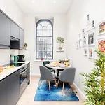 Long Offers, Modern Amenities, Fully Equipped, Bills Included, Perfect Location, King Size Bed, Fast Wifi Lägenhet