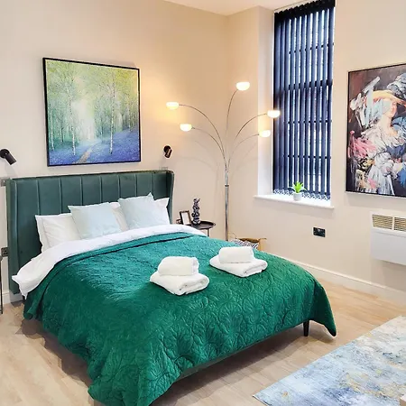 Beautiful & Location & King Size Bed * לידס