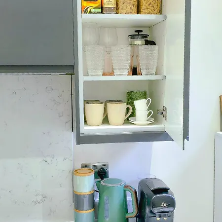 Long Offers, Modern Amenities, Fully Equipped, Bills Included, Perfect Location, King Size Bed, Fast Wifi Apartamento