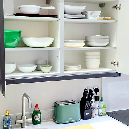 Long Offers, Modern Amenities, Fully Equipped, Bills Included, Perfect Location, King Size Bed, Fast Wifi דירה לידס