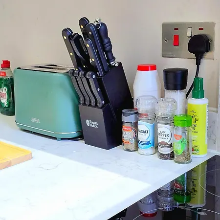 Long Offers, Modern Amenities, Fully Equipped, Bills Included, Perfect Location, King Size Bed, Fast Wifi Leeds (West Yorkshire)