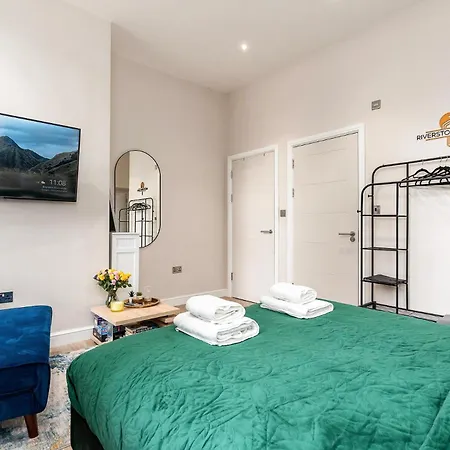 Beautiful & Location & King Size Bed דירה לידס