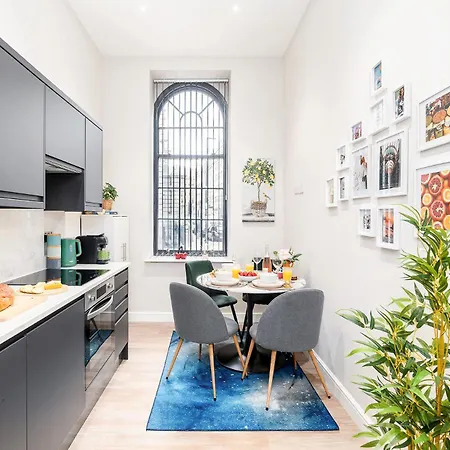 Long Offers, Modern Amenities, Fully Equipped, Bills Included, Perfect Location, King Size Bed, Fast Wifi Apartamento