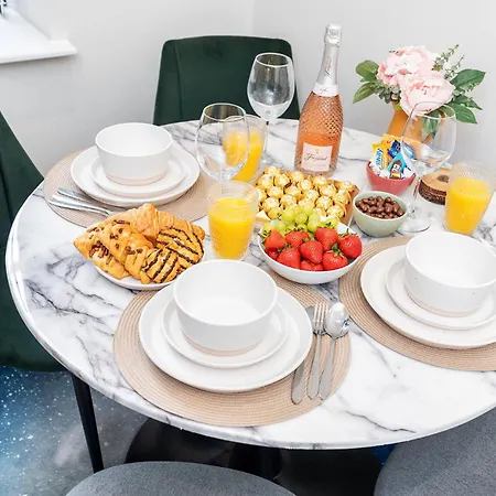 Lejlighed Long Offers, Modern Amenities, Fully Equipped, Bills Included, Perfect Location, King Size Bed, Fast Wifi