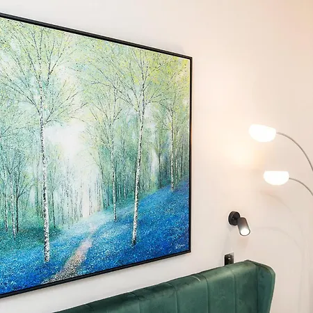 Beautiful & Location & King Size Bed דירה *