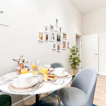 דירה Beautiful & Location & King Size Bed לידס