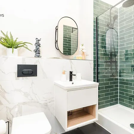 Long Offers, Modern Amenities, Fully Equipped, Bills Included, Perfect Location, King Size Bed, Fast Wifi *