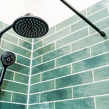 Long Offers, Modern Amenities, Fully Equipped, Bills Included, Perfect Location, King Size Bed, Fast Wifi