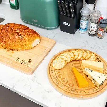 Lejlighed Long Offers, Modern Amenities, Fully Equipped, Bills Included, Perfect Location, King Size Bed, Fast Wifi