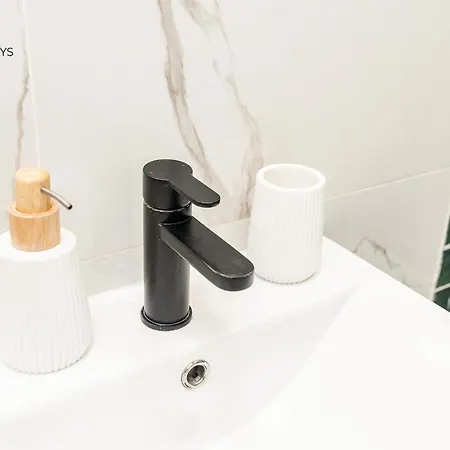 Long Offers, Modern Amenities, Fully Equipped, Bills Included, Perfect Location, King Size Bed, Fast Wifi דירה לידס