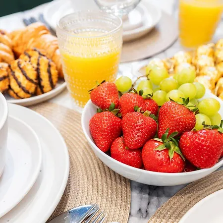 Long Offers, Modern Amenities, Fully Equipped, Bills Included, Perfect Location, King Size Bed, Fast Wifi *