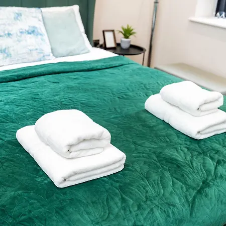 Beautiful & Location & King Size Bed * לידס