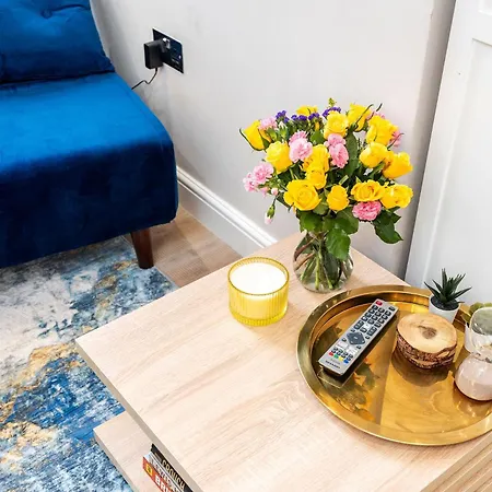 Long Offers, Modern Amenities, Fully Equipped, Bills Included, Perfect Location, King Size Bed, Fast Wifi