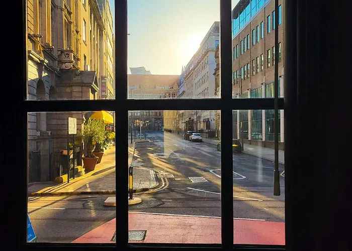 Long Offers, Modern Amenities, Fully Equipped, Bills Included, Perfect Location, King Size Bed, Fast Wifi * לידס