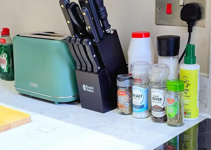 Long Offers, Modern Amenities, Fully Equipped, Bills Included, Perfect Location, King Size Bed, Fast Wifi לידס