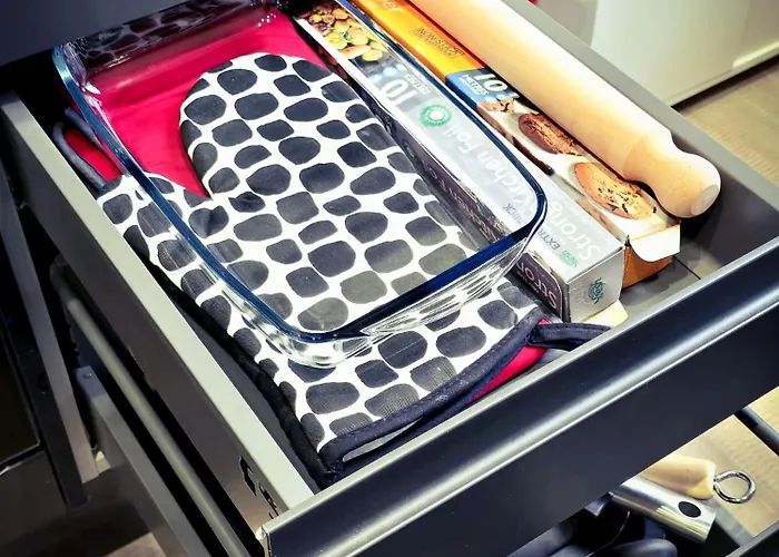 Long Offers, Modern Amenities, Fully Equipped, Bills Included, Perfect Location, King Size Bed, Fast Wifi