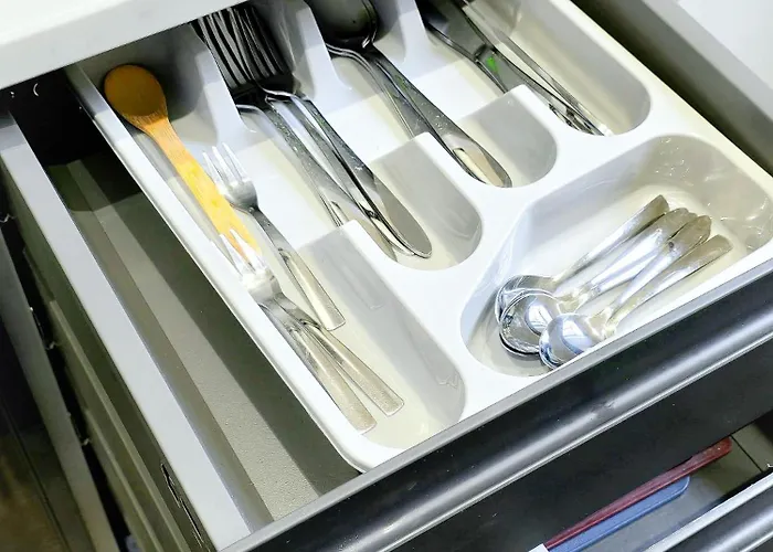 Long Offers, Modern Amenities, Fully Equipped, Bills Included, Perfect Location, King Size Bed, Fast Wifi *