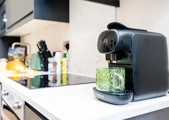 Apartament Long Offers, Modern Amenities, Fully Equipped, Bills Included, Perfect Location, King Size Bed, Fast Wifi *