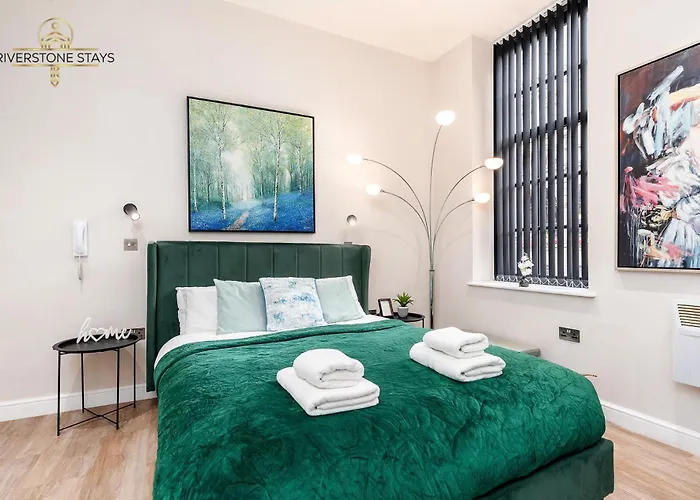 Long Offers, Modern Amenities, Fully Equipped, Bills Included, Perfect Location, King Size Bed, Fast Wifi * לידס