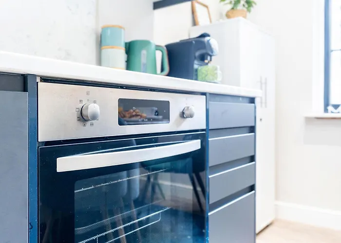 Long Offers, Modern Amenities, Fully Equipped, Bills Included, Perfect Location, King Size Bed, Fast Wifi דירה לידס