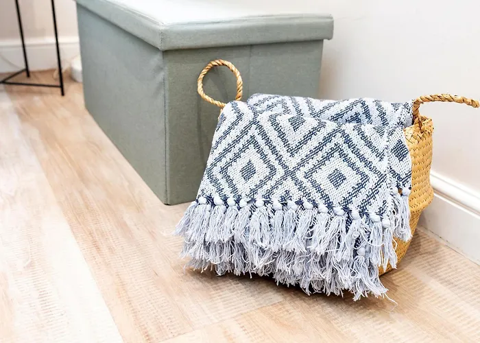 Long Offers, Modern Amenities, Fully Equipped, Bills Included, Perfect Location, King Size Bed, Fast Wifi דירה