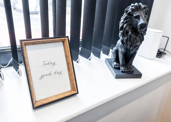 Long Offers, Modern Amenities, Fully Equipped, Bills Included, Perfect Location, King Size Bed, Fast Wifi * לידס