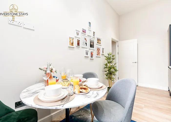 דירה Long Offers, Modern Amenities, Fully Equipped, Bills Included, Perfect Location, King Size Bed, Fast Wifi לידס