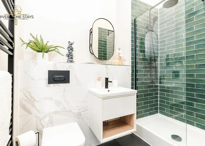 Long Offers, Modern Amenities, Fully Equipped, Bills Included, Perfect Location, King Size Bed, Fast Wifi *