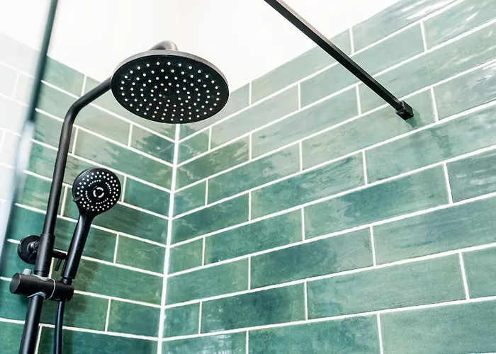 Long Offers, Modern Amenities, Fully Equipped, Bills Included, Perfect Location, King Size Bed, Fast Wifi