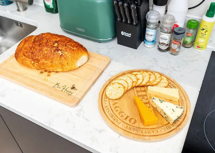 Apartament Long Offers, Modern Amenities, Fully Equipped, Bills Included, Perfect Location, King Size Bed, Fast Wifi