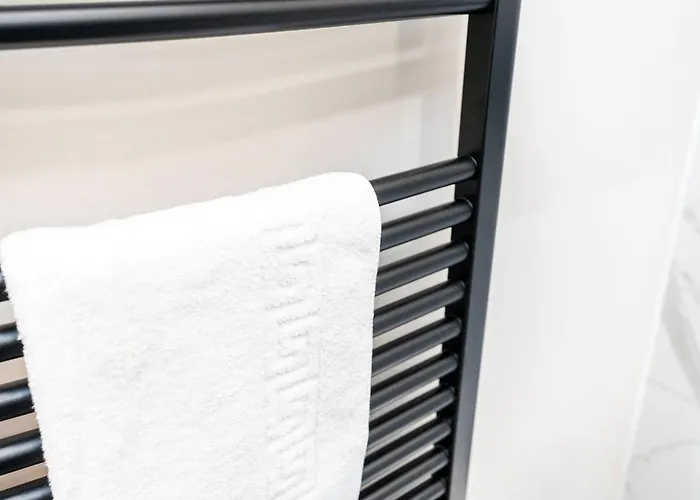 דירה Long Offers, Modern Amenities, Fully Equipped, Bills Included, Perfect Location, King Size Bed, Fast Wifi לידס